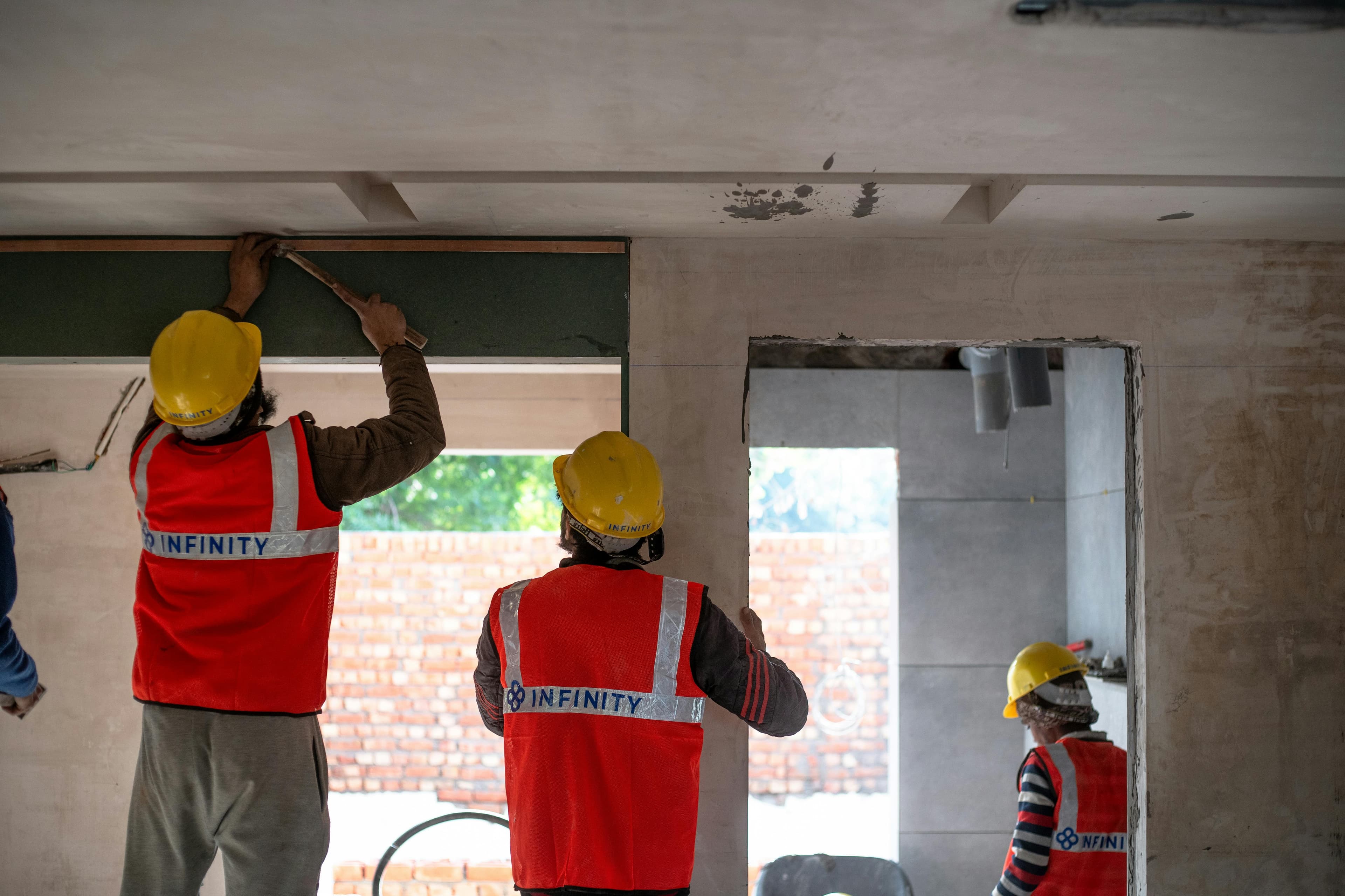 Les étapes clés pour sécuriser un chantier de maison à rénover
