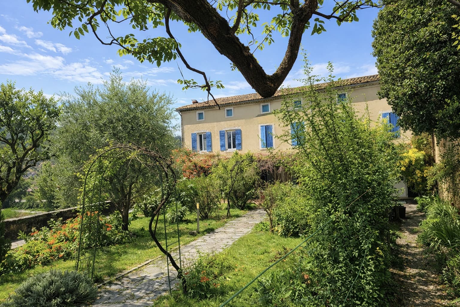 Maison de caractère avec jardin et garage