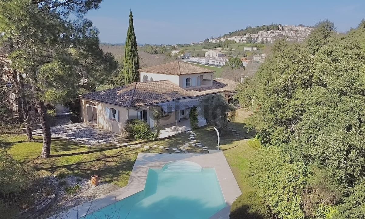 Propriété avec dépendances et piscine environnement calme